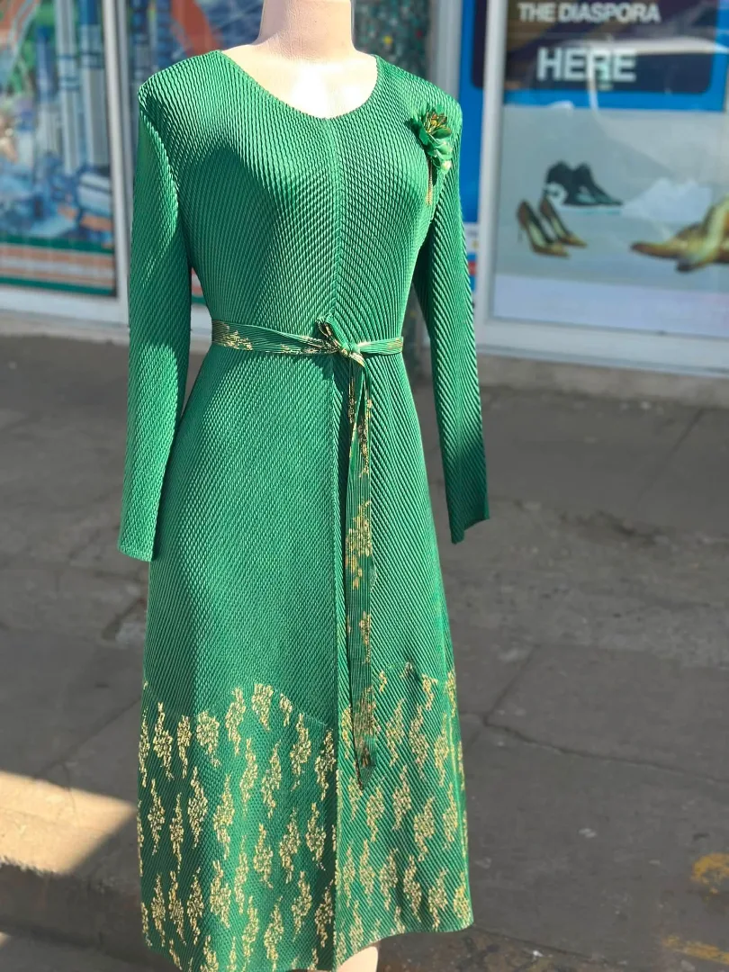 Elegant Green Long-Sleeve Dress with Belt